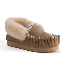 Load image into Gallery viewer, AUS WOOLI HAND STITCHED WOMENS SHEEPSKIN MOCCASIN - Chestnut/Tan
