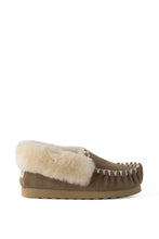 Load image into Gallery viewer, AUS WOOLI HAND STITCHED WOMENS SHEEPSKIN MOCCASIN - Chestnut/Tan
