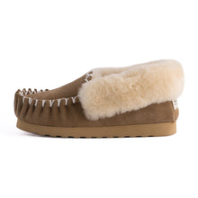 Load image into Gallery viewer, AUS WOOLI HAND STITCHED WOMENS SHEEPSKIN MOCCASIN - Chestnut/Tan

