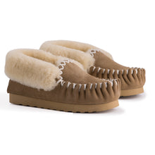 Load image into Gallery viewer, AUS WOOLI HAND STITCHED WOMENS SHEEPSKIN MOCCASIN - Chestnut/Tan
